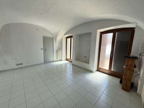 P  R  E  Z  Z  O       R  I  B  A  S  S  A  T  O  -  Centrale e Visibile Locale con 5 Ingressi